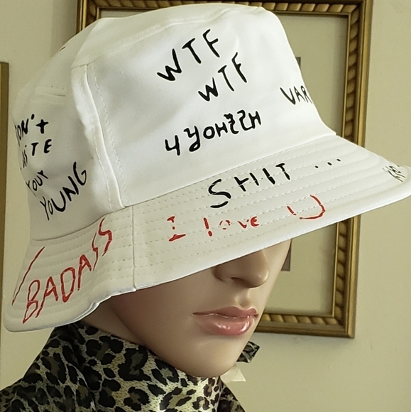 Graffiti Print Bucket Hat Black White - Picture 13 of 14